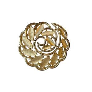 1960s Crown Trifari Polished & Brushed Gold Plate Swirls Leaves Wreath Brooch